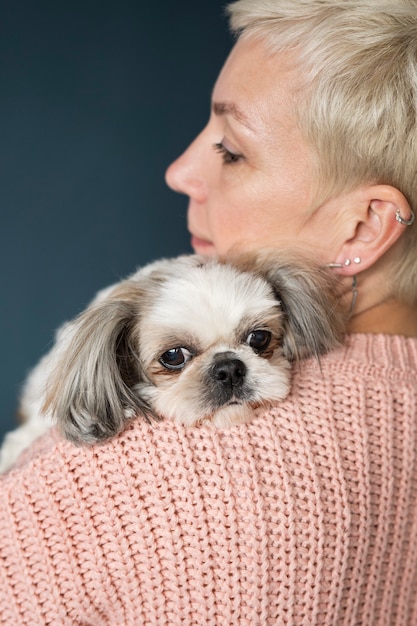 Kostenloses Foto alte person mit ihrem schoßhund