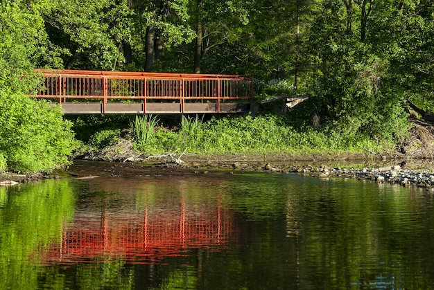 Alte rote Brücke, die den Fluss überquert