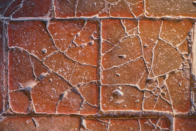 Alte steinfliesen auf dem boden des schlosses, rissige terrakottafliesen, idee für einen hintergrund oder bildschirmschoner, zerstörung und verwendung natürlicher materialien