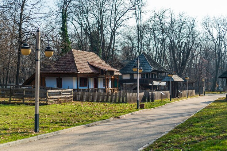 Kostenlose Foto alte wohngebäude im dorfmuseum in bukarest rumänien