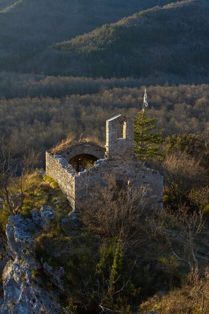 Alte zerstörte historische Burg in den Bergen von Istrien, Kroatien