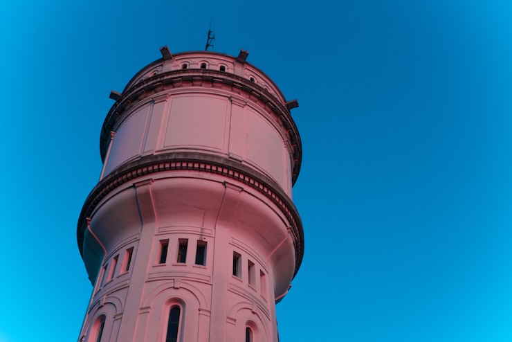 Kostenlose Foto alter betonturm im niedrigen winkel