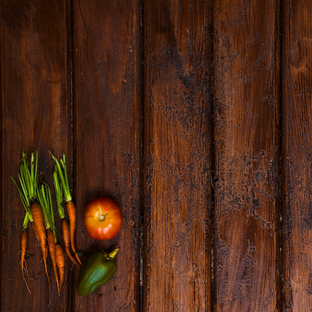 Alter Holztisch mit Gemüse