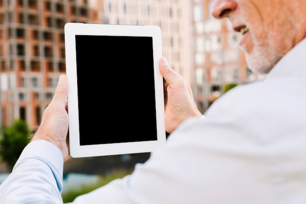 Kostenloses Foto alter mann der nahaufnahme, der eine tablette hält