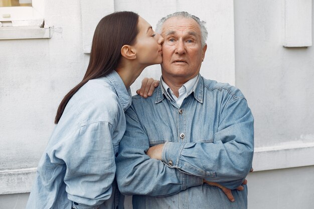 Alter Mann, der von seiner Enkelin geküsst wird