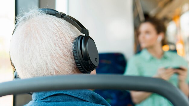Alter Mann im öffentlichen Verkehrskonzept