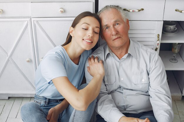 Alter Mann in einer Küche mit junger Enkelin