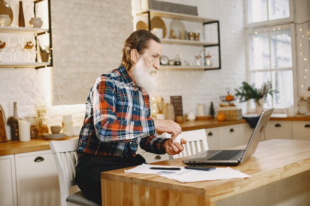 Alter Mann mit Laptop.