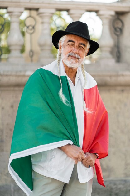 Alter Mann mit mexikanischer Flagge mittlerer Schuss