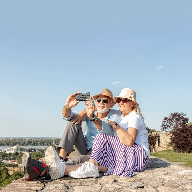 Alter Mann und eine Frau, die ein Telefon betrachtet