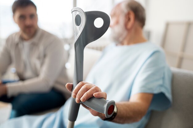 Alter Patient, der an Parkinson leidet