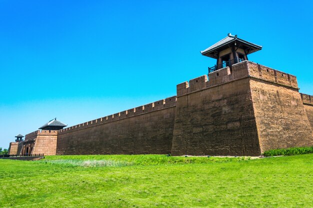 Alter Turm in der Dämmerung