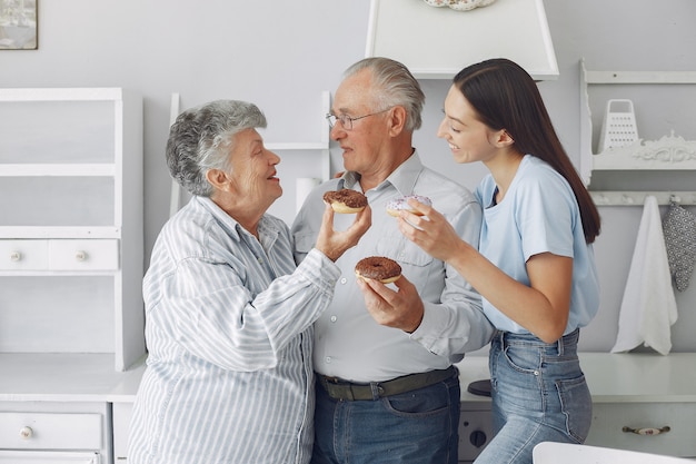 Altes Ehepaar in einer Küche mit jungen Enkelin