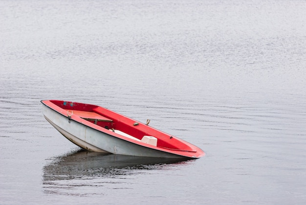 Kostenloses Foto altes fischerboot sinkt im meer