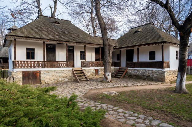 Altes Holzhaus in einem Dorf