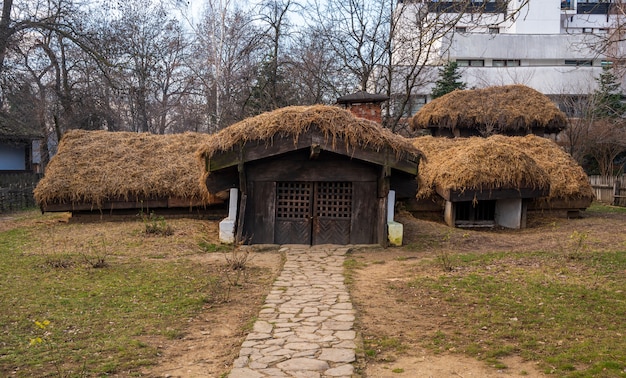 Kostenloses Foto altes holzhaus in einem dorf