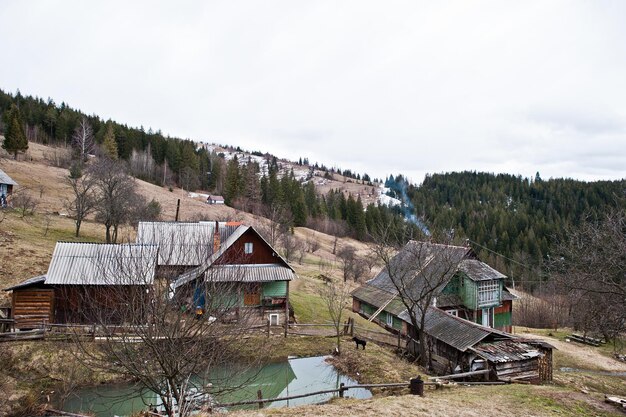 Altes Holzweinlese- und rostiges Haus in den Karpaten