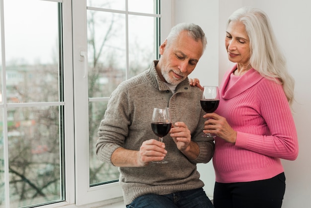 Kostenloses Foto altes paar glas wein zu genießen