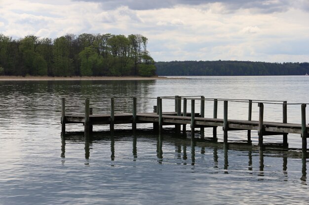 Altes rostiges Dock am See, umgeben von schönen Bäumen in Middelfart, Dänemark