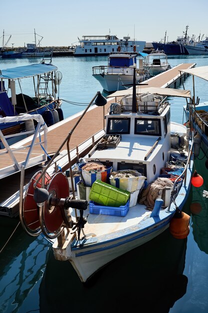 Altes rostiges Fischerboot in einem Hafen