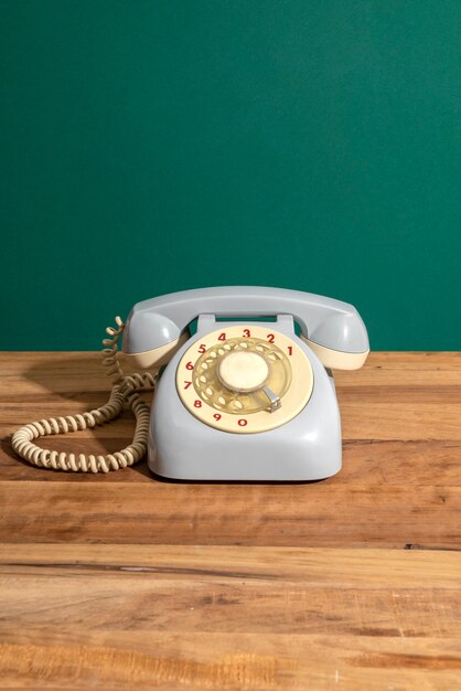Altes Telefon auf hohem Winkel des Holztischs