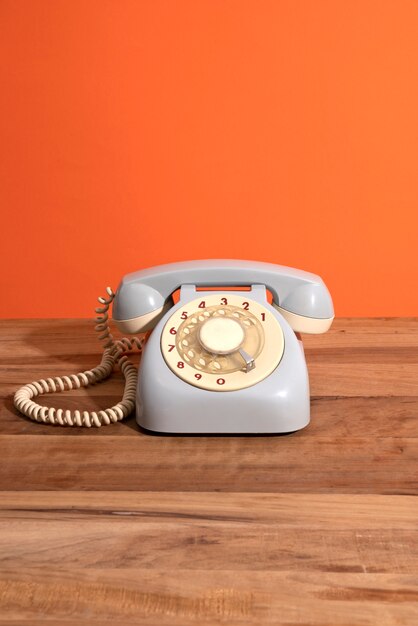 Altes Telefon auf Holztisch