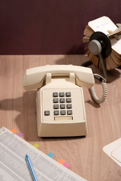 Altes Telefon mit hohem Winkel und Buch