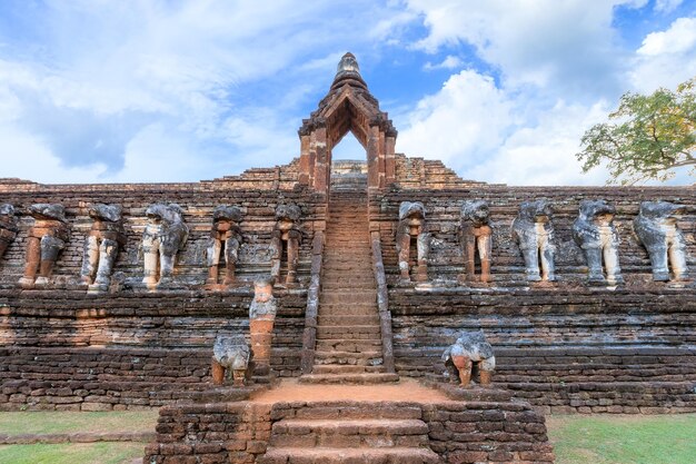 Altes Tor am Tempel Wat Chang Rob im UNESCO-Weltkulturerbe Kamphaeng Phet Historical Park