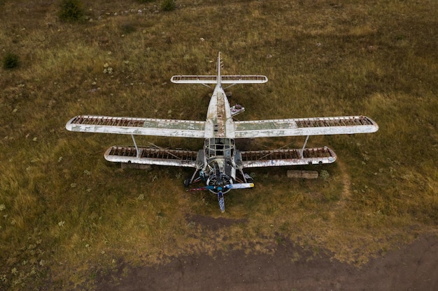 Kostenloses Foto altes verlassenes kleines flugzeug im feld