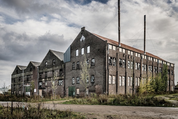 Altes verlassenes steingebäude mit zerbrochenen fenstern