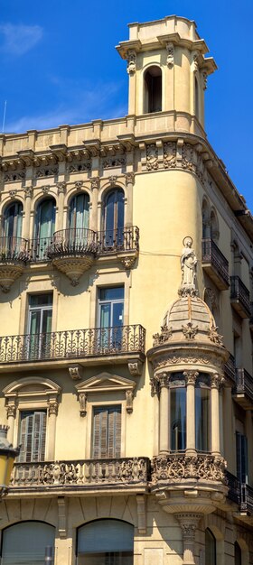 Altes Wohngebäude am sonnigen Tag in Barcelona, Spanien. Vertikale Aufnahme