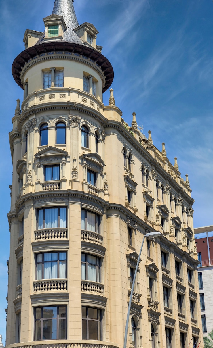 Kostenlose Foto altes wohngebäude am sonnigen tag in barcelona, spanien