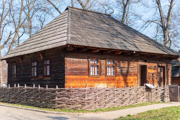 Kostenloses Foto altes wohngebäude im dorfmuseum in bukarest rumänien