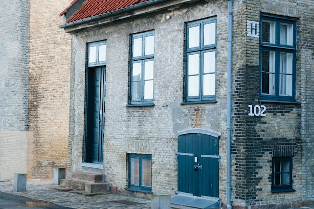 Altes Ziegelsteinhaus auf gepflasterter Straße