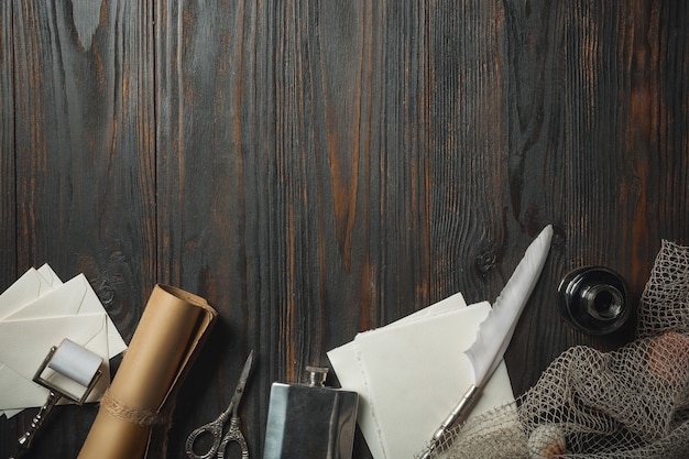 Altmodische Wohnung mit Buchstaben, die Accessoires auf dunkler Holzwand schreiben