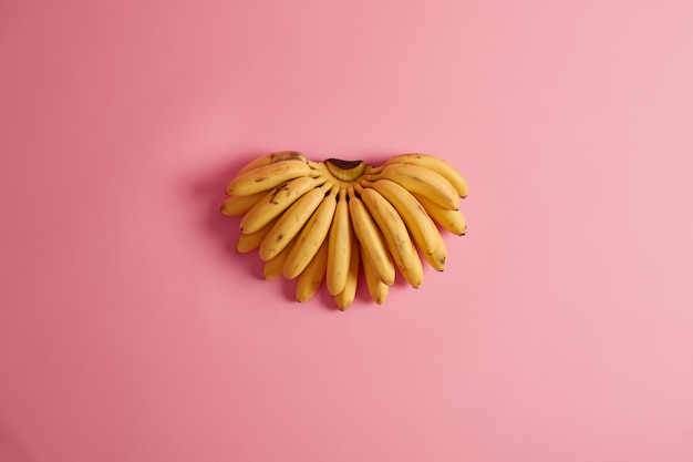 Am häufigsten konsumierte Früchte. Ein Bündel gelber Bananen, die eine große Auswahl an Kalium, Vitaminen, Mineralien und Antioxidantien enthalten, kann Teil Ihres gesunden Lebensstils sein. Wichtige Nahrungspflanze.