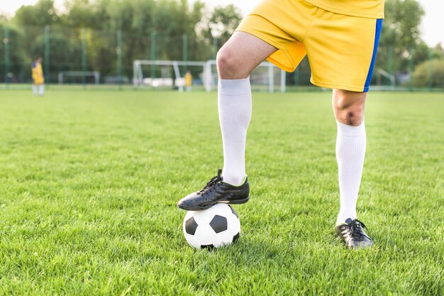 Amateurfußballkonzept mit dem Mann, der mit Ball aufwirft