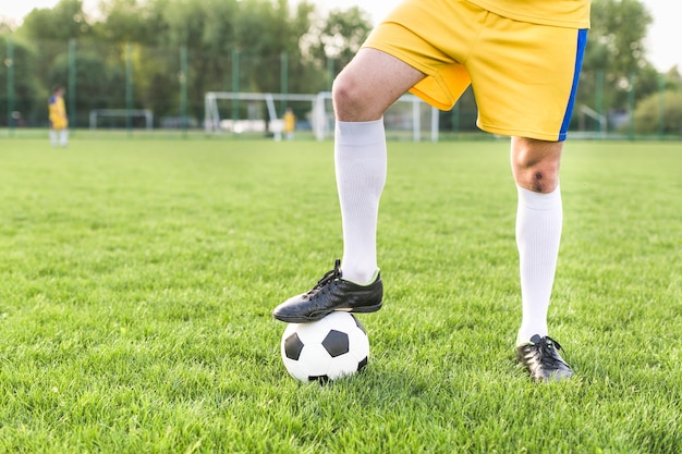 Amateurfußballkonzept mit dem Mann, der mit Ball aufwirft