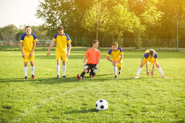 Kostenloses Foto amateurfußballkonzept mit dem teamausdehnen