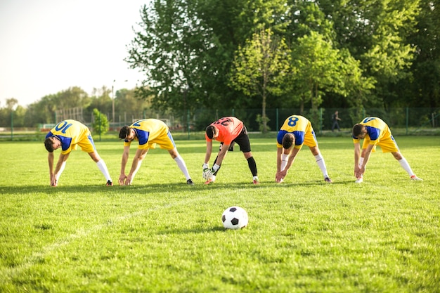 Kostenloses Foto amateurfußballkonzept mit dem teamausdehnen