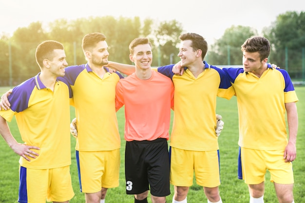 Amateurfußballkonzept mit der Teamaufstellung