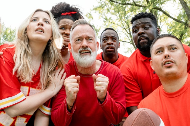 American-Football-Anhänger sehen zu, wie ihre Mannschaft das Spiel verliert