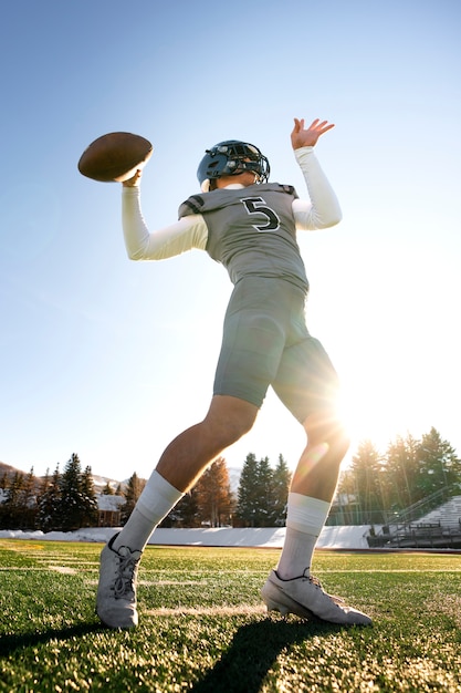 Kostenloses Foto american-football-spieler im einheitlichen training auf dem feld