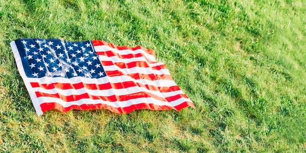 Amerikanische Flagge auf Gras