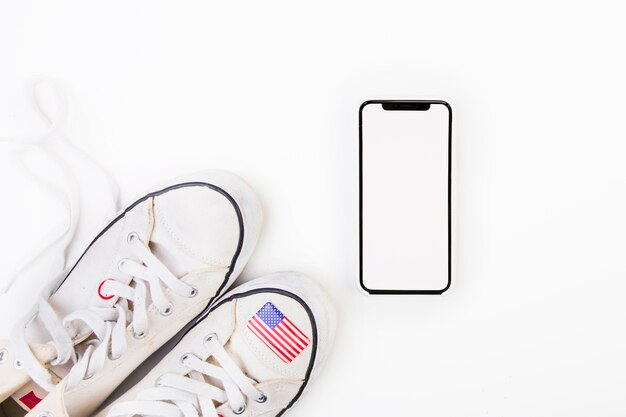 Amerikanische Flagge auf Schuh nahe bei smarrtphone