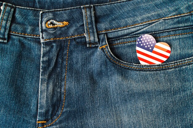 Amerikanische Flagge der Herzform in der Denimjeans-Tasche