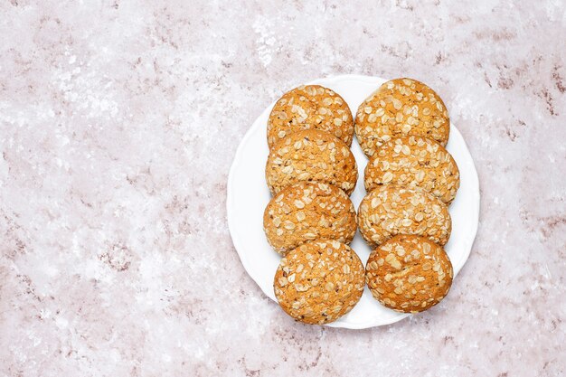 Amerikanische Hafermehlplätzchen auf hellem konkretem Hintergrund.