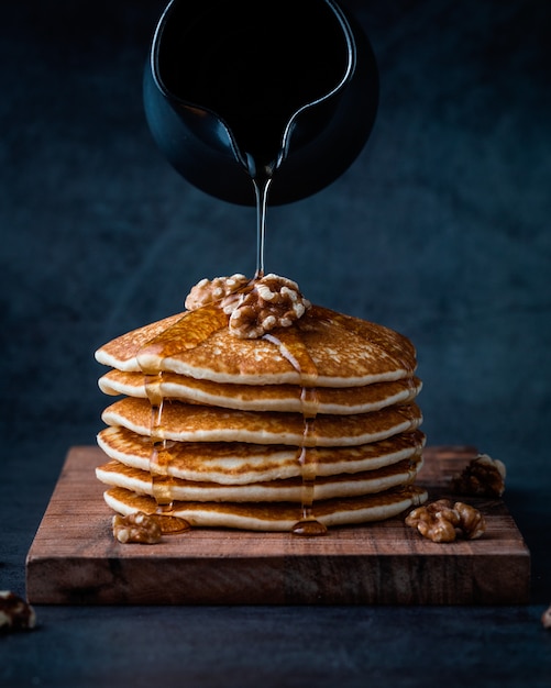 Kostenloses Foto amerikanische pfannkuchen oder crepes mit flüssigem honig