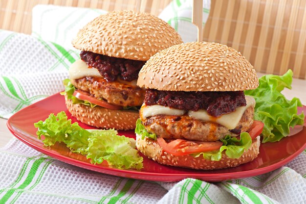 Amerikanischer Burger mit Huhn und Speck, hausgemachte Barbecue-Sauce