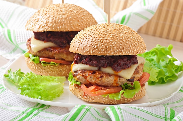 Amerikanischer Burger mit Huhn und Speck, hausgemachte Barbecue-Sauce